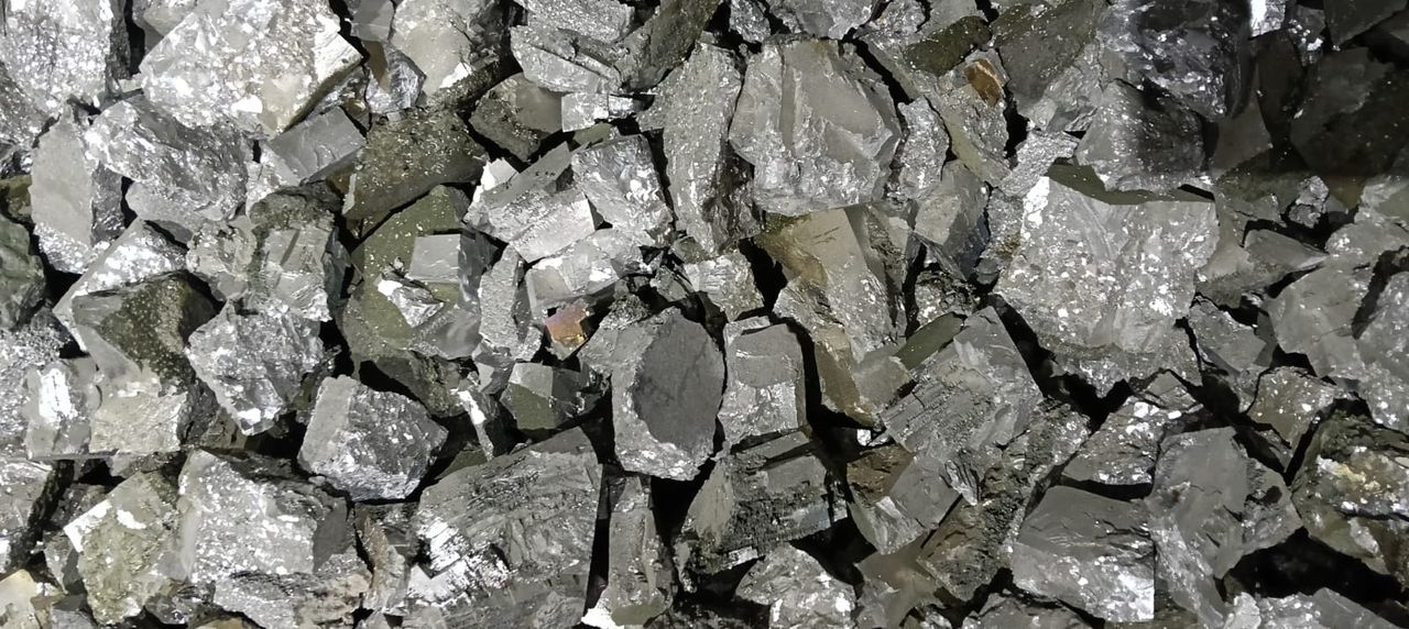 Crushed ferro alloy lumps